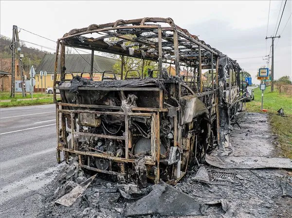 kiégett menetrendszerinti busz
