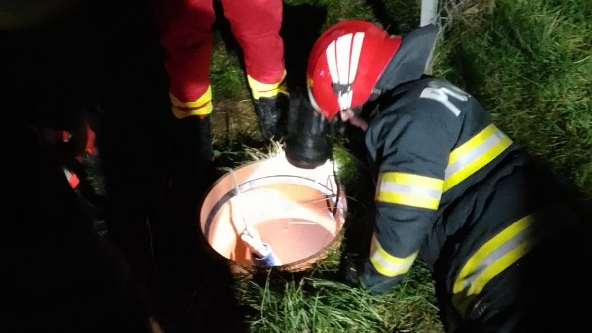 Ilyen balesetet még a tűzoltók sem láttak: 50 centis csőbe szorult egy fiatal lány