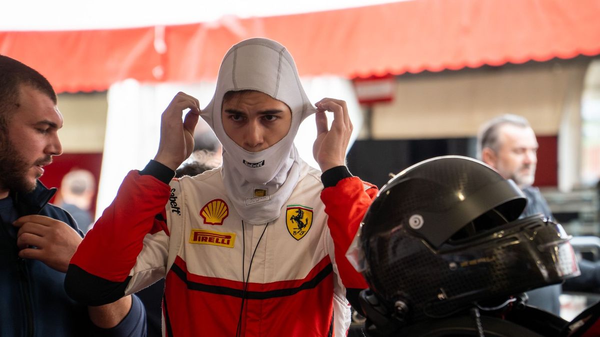 Forma–1-es expilóta segíti a Ferrari magyar tehetségét
