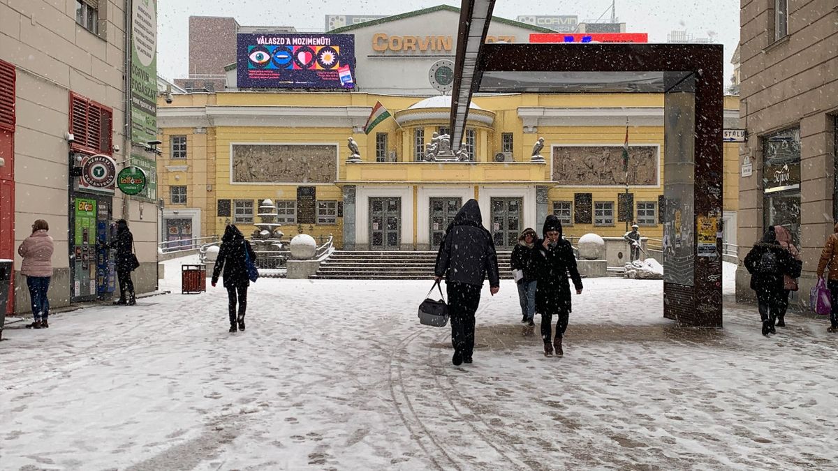 Megérkezett Budapestre a tél első hava, videón a nagy pillanat