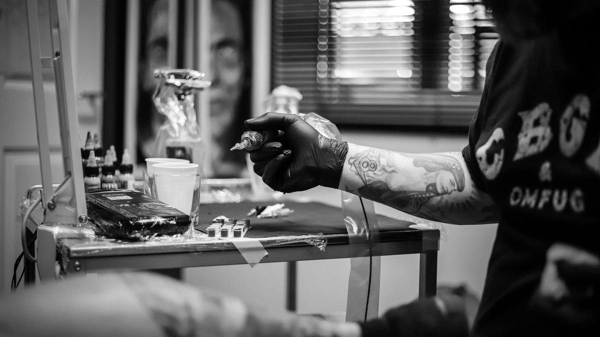 Belehalt egy férfi a tetoválásba, a "művész" megússza pénzbüntetéssel