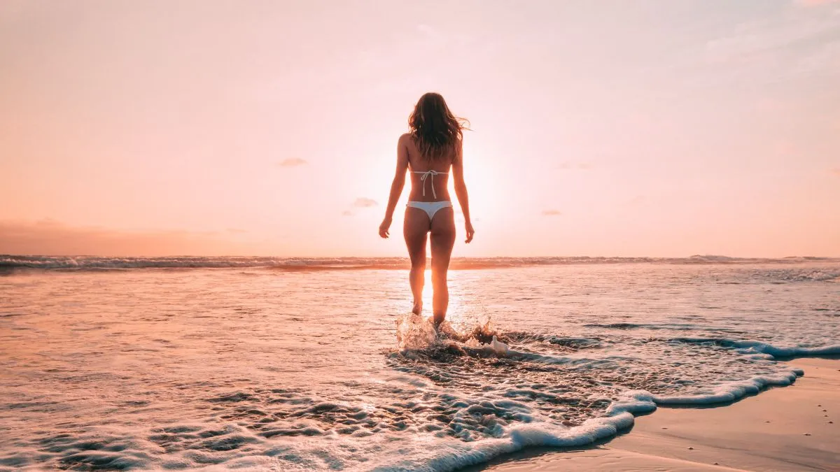 nyaralás, tengerpart, bikini, fürdőruhás lány