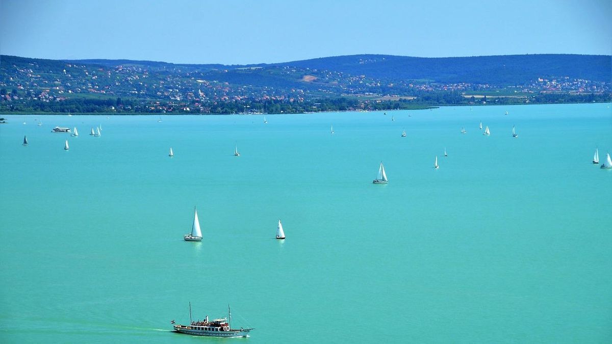 Nem mindennapi látvány: elképesztő, ami a Balatonnál történt, sosem volt még ilyen szép a magyar tenger