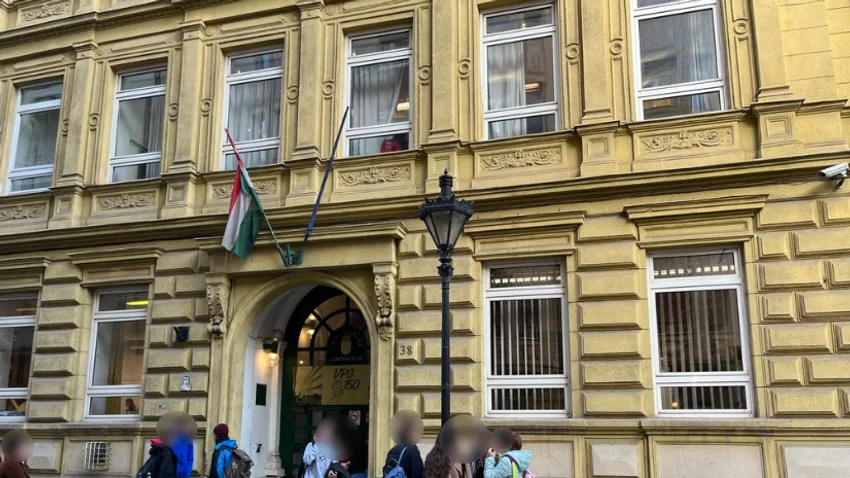 Híres pesti gimnázium ablakából esett ki egy diák