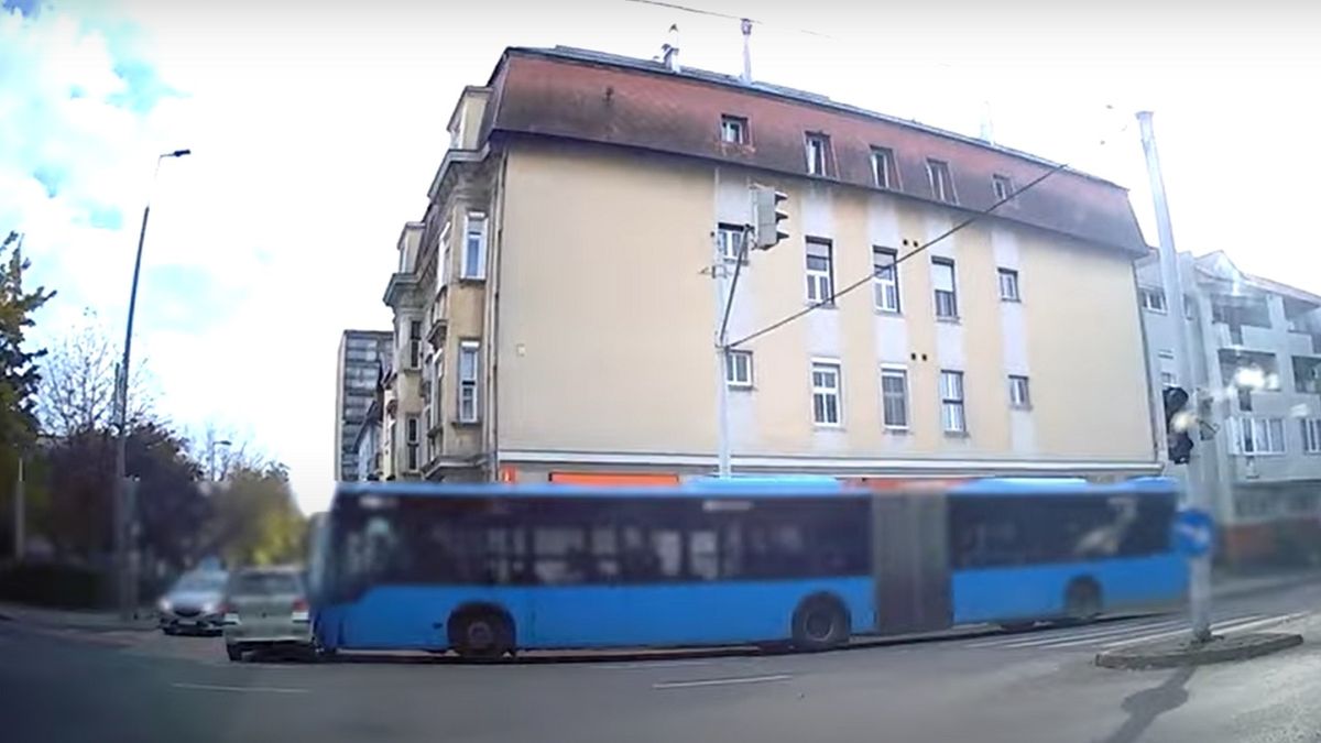 Busz elé hajtott egy autós a fővárosban: videón a hátborzongató baleset
