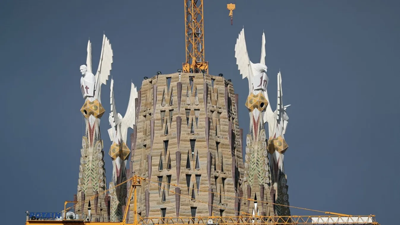 Először ragyognak fényárban a Sagrada Familia új tornyai