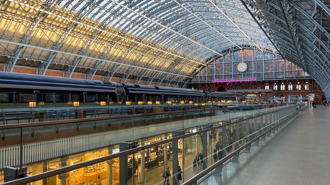 Videó: Egy pályaudvaron építették meg London egyik legkülönlegesebb karácsonyfáját