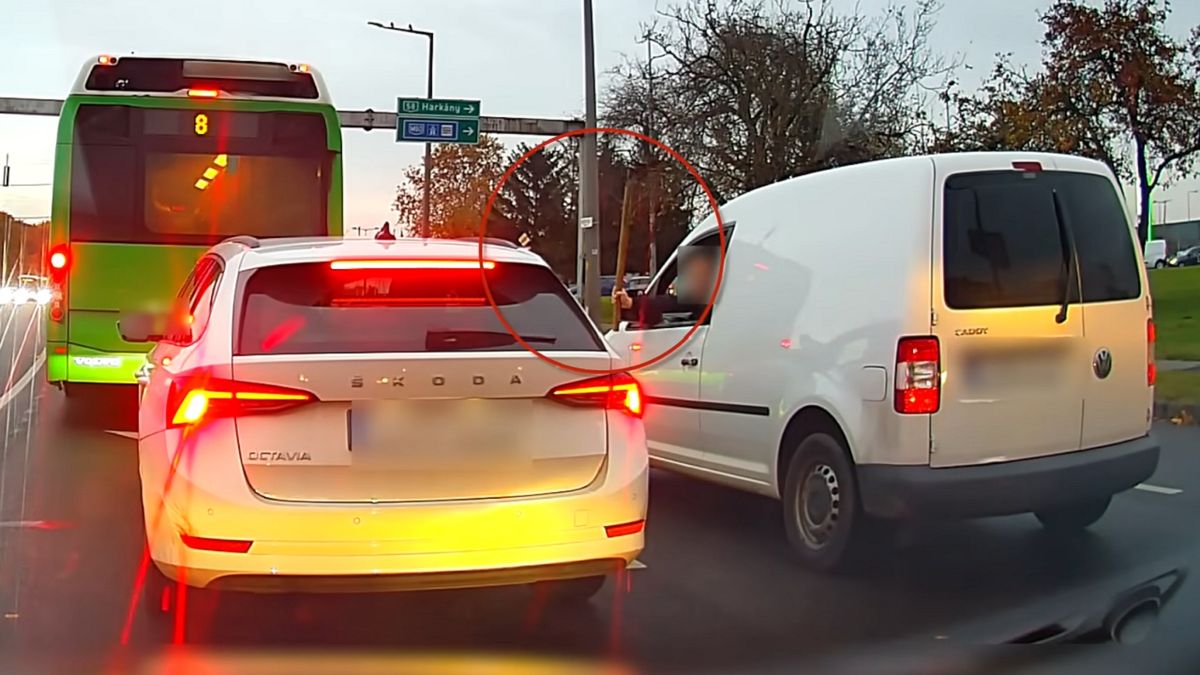 Megállt a forgalom: Előkapta botját a sofőr a piros lámpánál - Videó