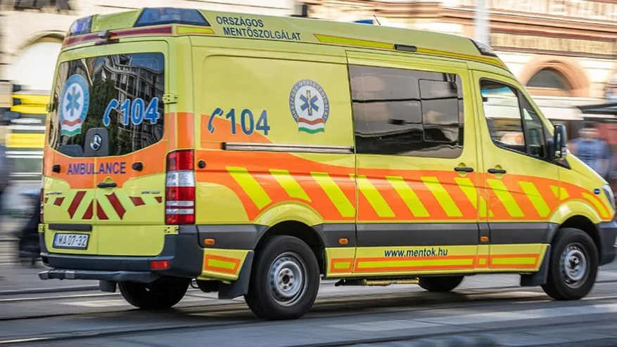 Budapest, utca, roller, dugó, mentő, illusztráció