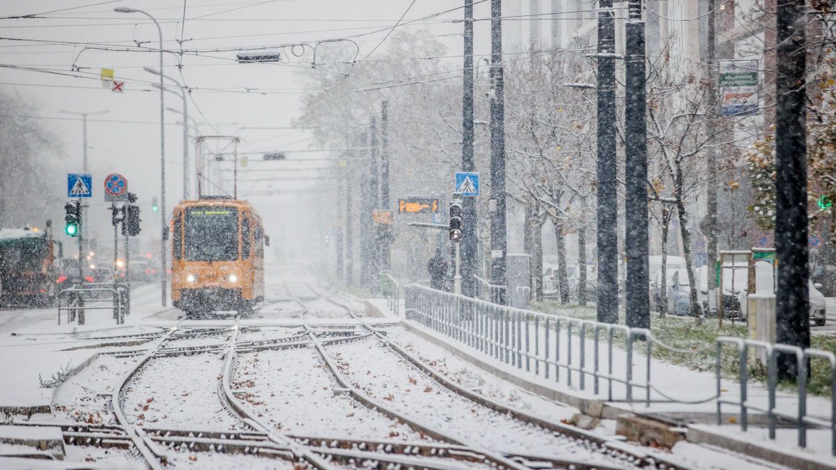 Az első kis hóesésre lebénult Budapest közlekedése, Karácsony Gergely meg közben vidáman fotózkodik a hóban