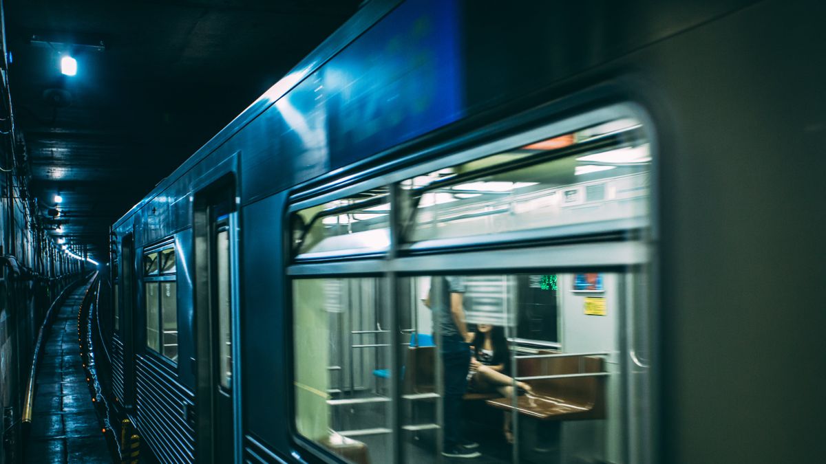 Megerőszakoltak egy 20 éves lányt a metrón, egyik utas sem lépett közbe