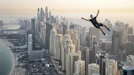Videó: Egy adrenalinfüggő látványos rekordja a dubaji felhőkarcoló tetején