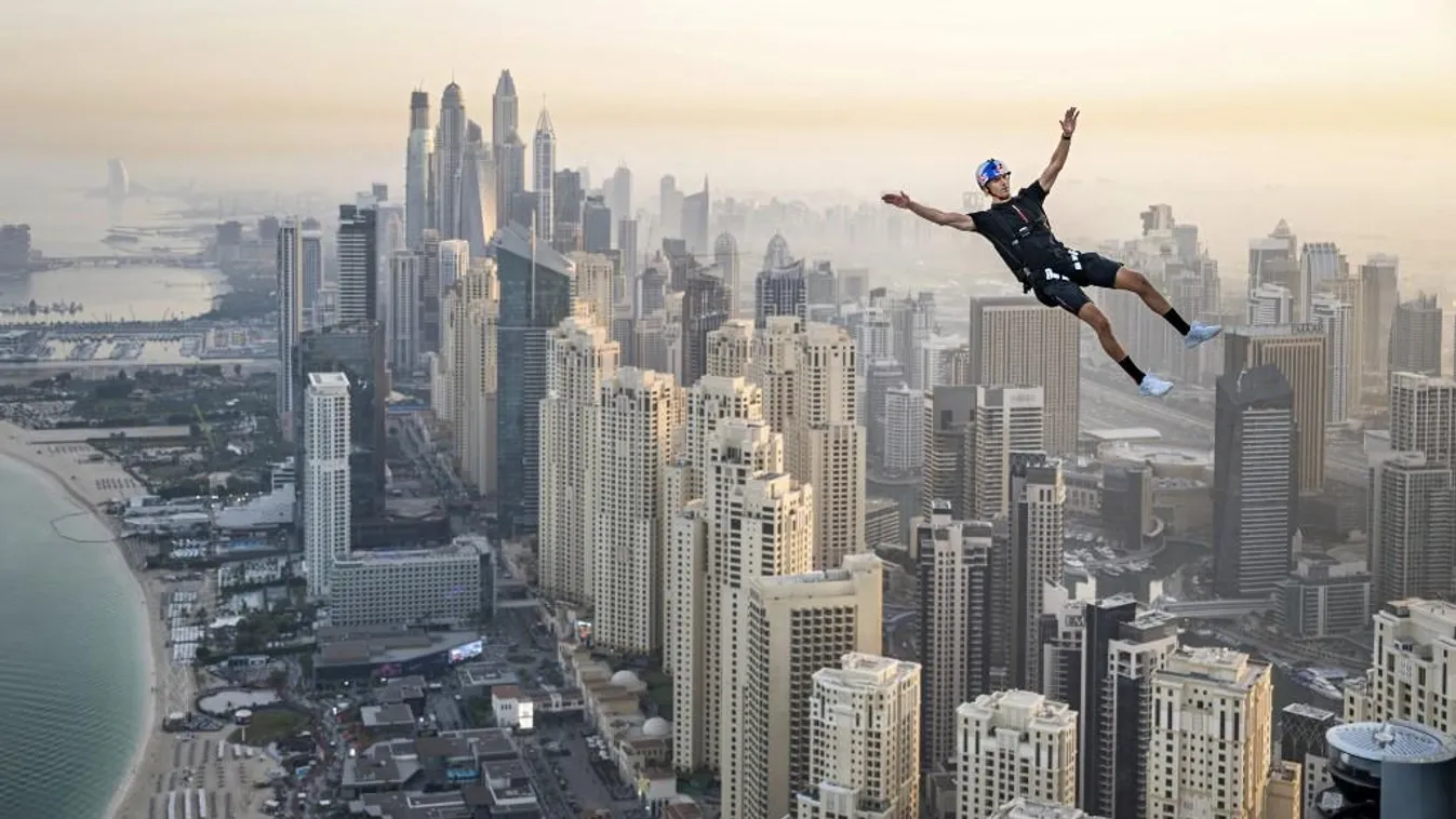 Videó: Egy adrenalinfüggő látványos rekordja a dubaji felhőkarcoló tetején