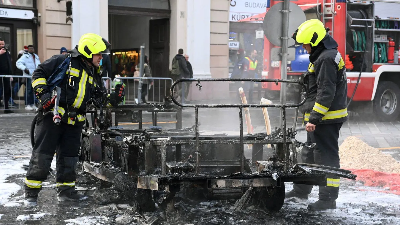 Elektromos városnéző kisbusz lángolt a budai Várban