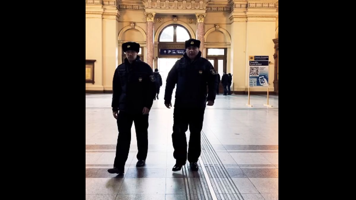 Elképesztő videó - hihetetlen, mit tett két rendőr a Keleti pályaudvaron