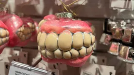 Padlizsán, herék, hajas halak: megtaláltuk az idei év legextrémebb karácsonyfadíszeit – galériával