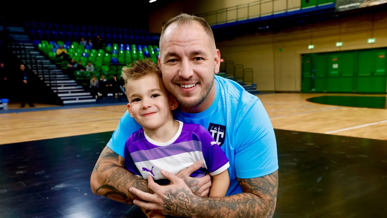 Ezt tette Curtis a kisfiával az árva gyermekekért