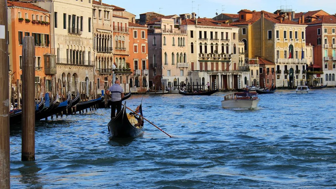 Videó: Méregzöldre változott a velencei Canal Grande vize