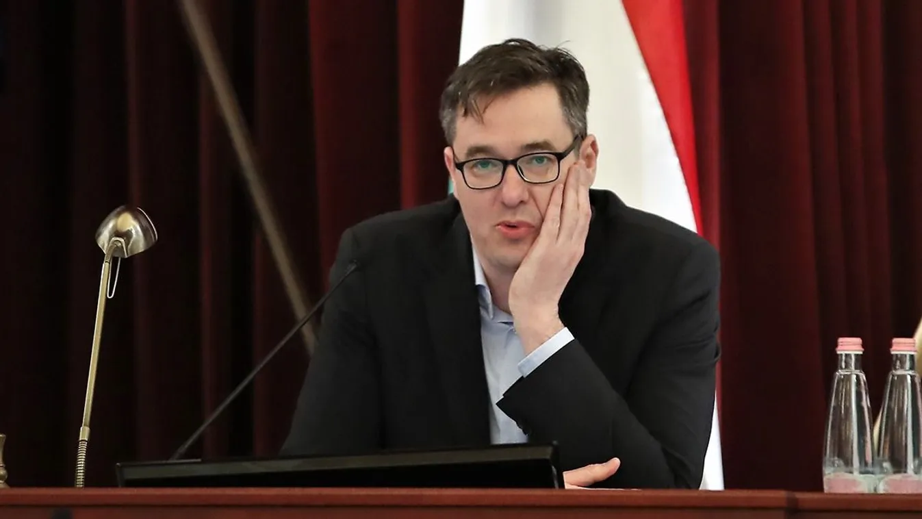 Az utasok tolják a hóban elakadt trolit, Karácsony Gergely meg szelfizik – Fotó