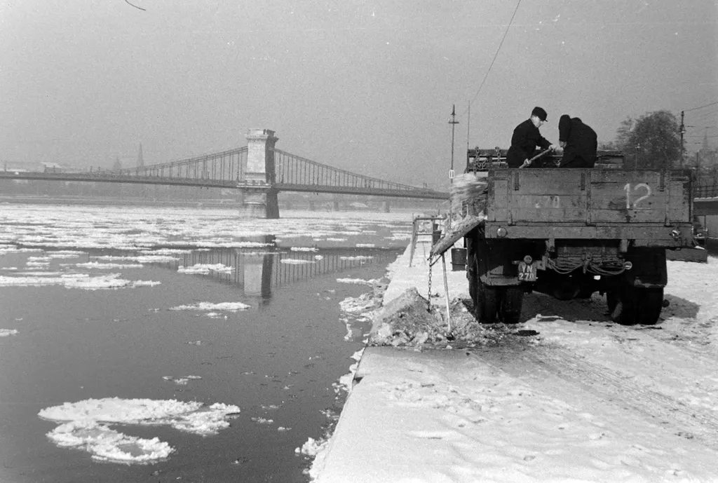 fortepan_13001 1957 pesti Duna-part fotó Szent-tamási Mihály