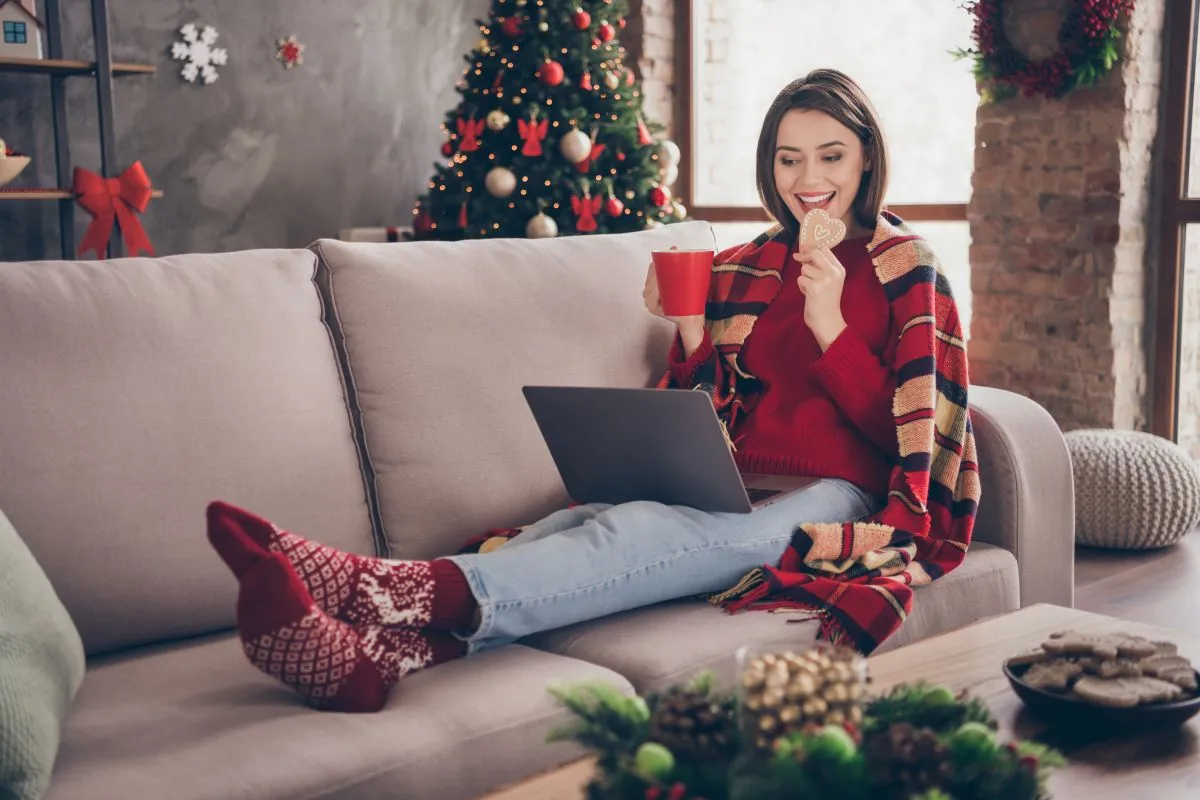 Photo,Of,Cute,Lady,Sit,Sofa,Hold,Netbook,Eat,Biscuit