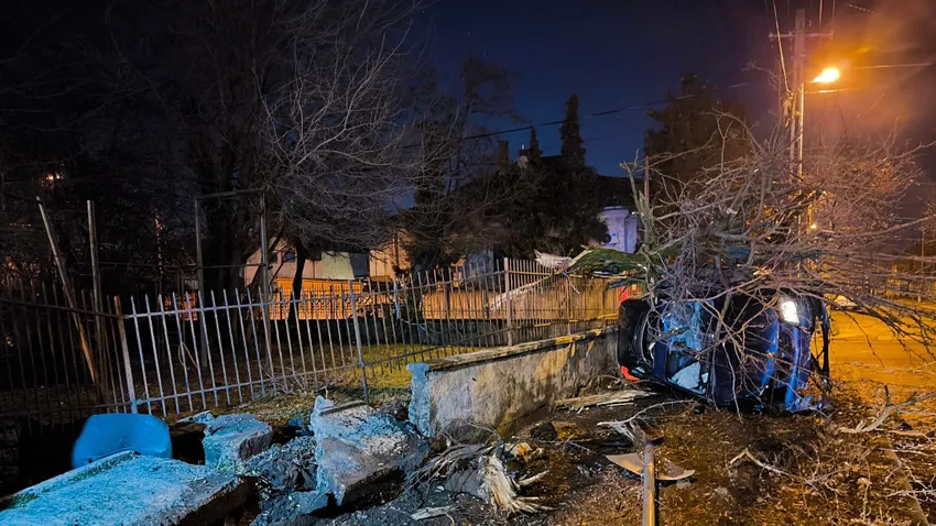 Szétzúzta az autójával a kerítést a sofőr Pesterzsébeten
