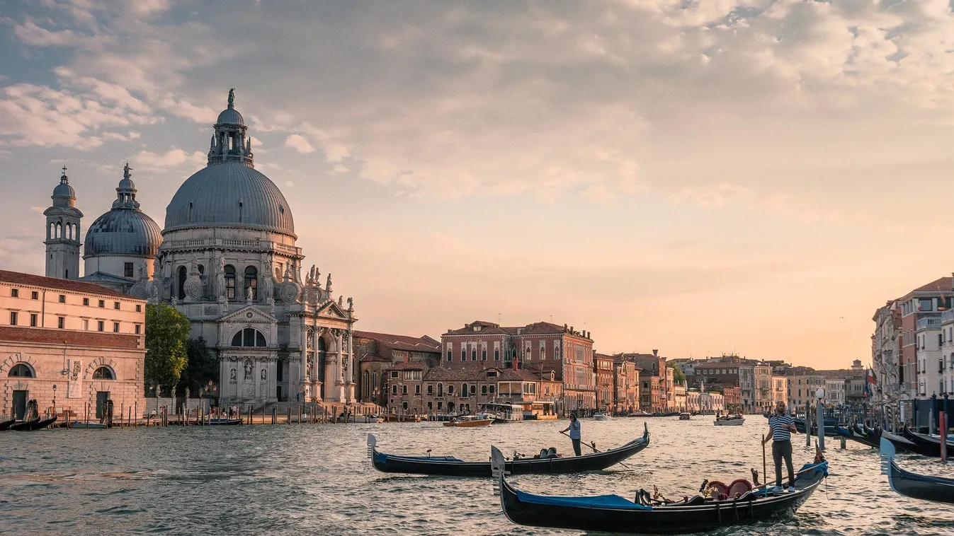 Videó: Felborult egy velencei gondola, a hideg vízbe zuhantak a szófogadatlan turisták