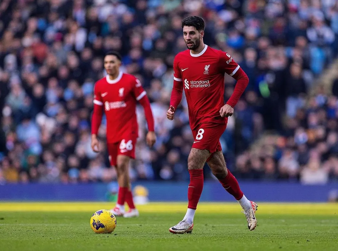 Szoboszlairól (jobbra) még Alexander-Arnoldot (a háttérben) is kifaggatta a korábbi liverpooli középpályás, Oxlade-Chamberlain