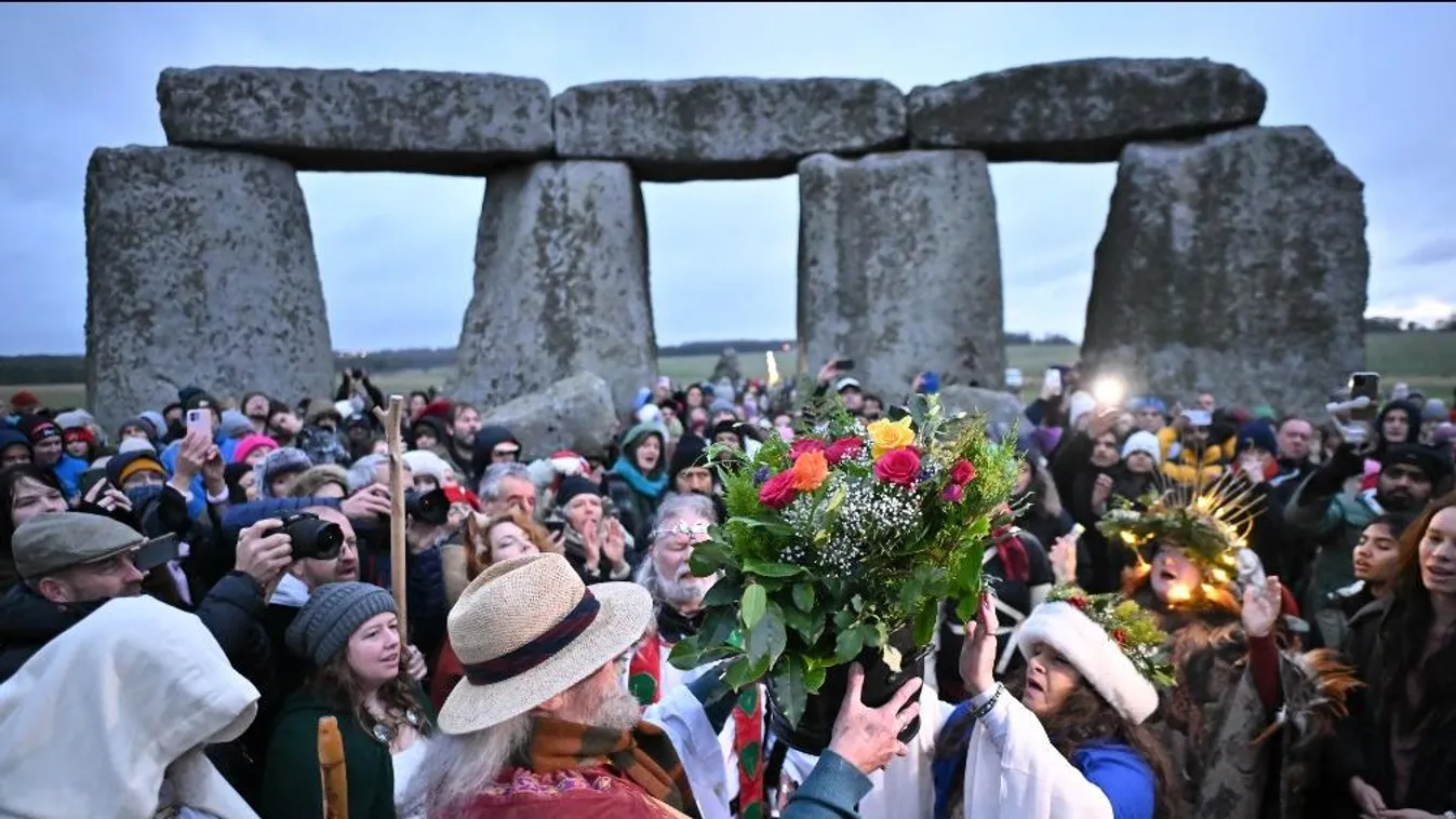 Tömegek ünnepelték a téli napfordulót a Stonehenge-nél