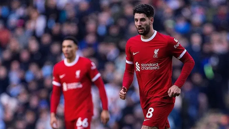 Szoboszlairól (jobbra) még Alexander-Arnoldot (a háttérben) is kifaggatta a korábbi liverpooli középpályás, Oxlade-Chamberlain