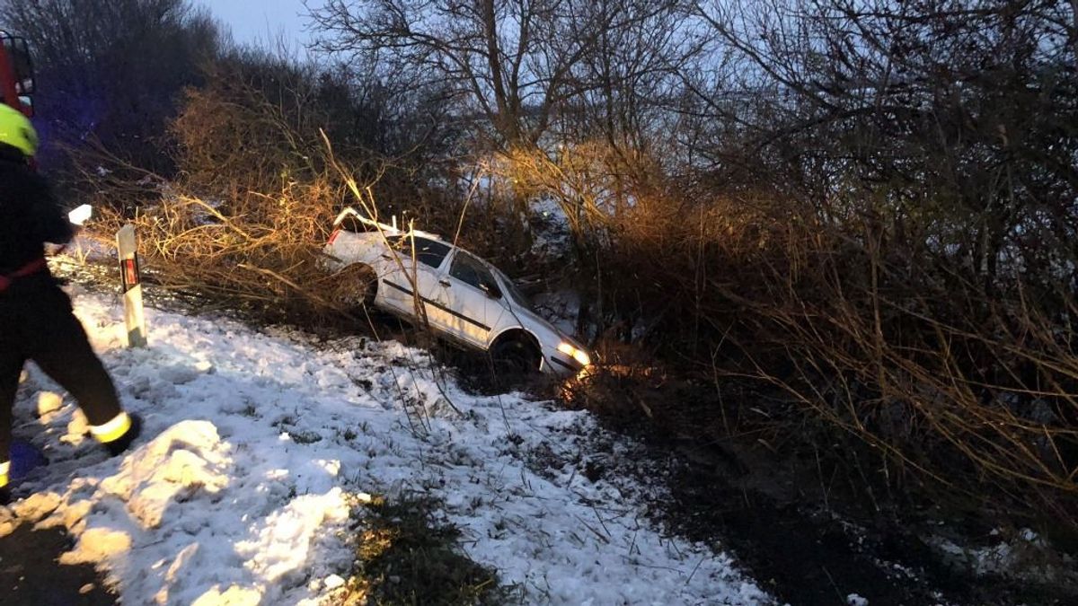 Gyilkos, jeges vízbe csapódott a kocsi Celldömölkön – perceken múlt a sofőr élete