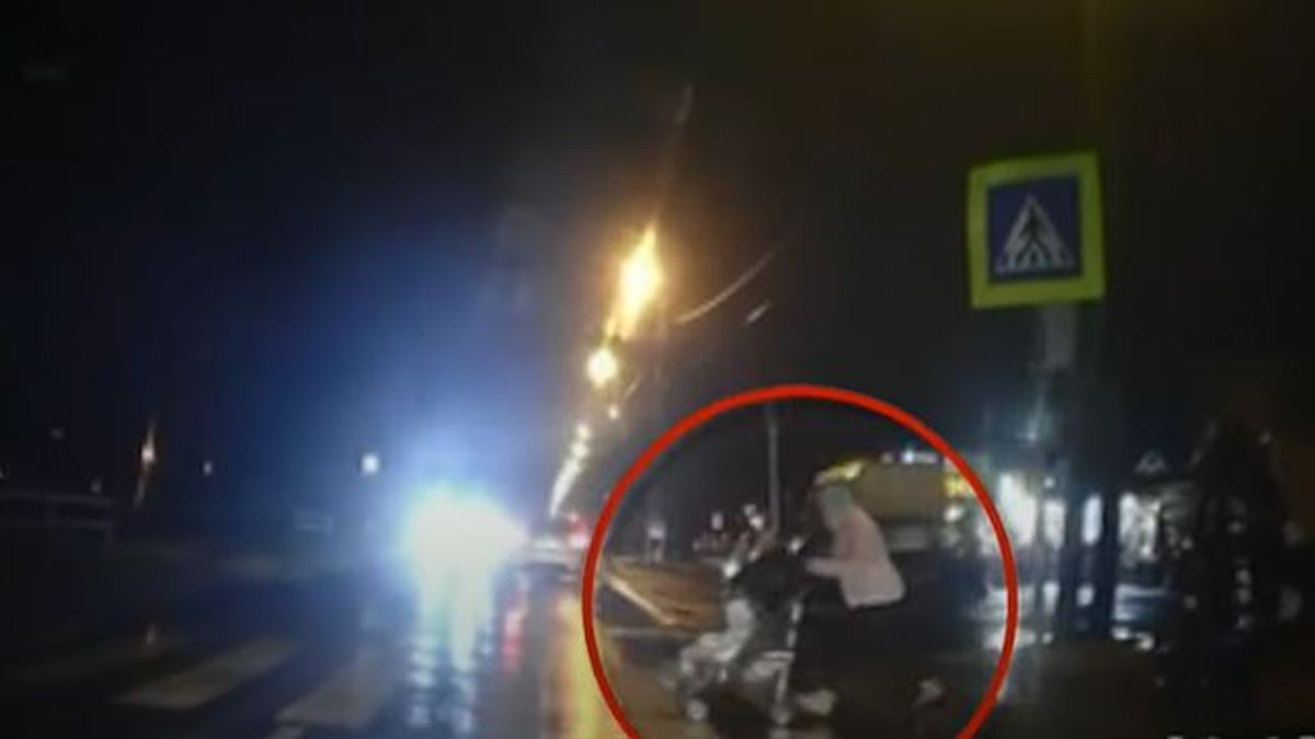Sokkoló videó: babakocsit sodort el az autó Budapesten, meg sem állt