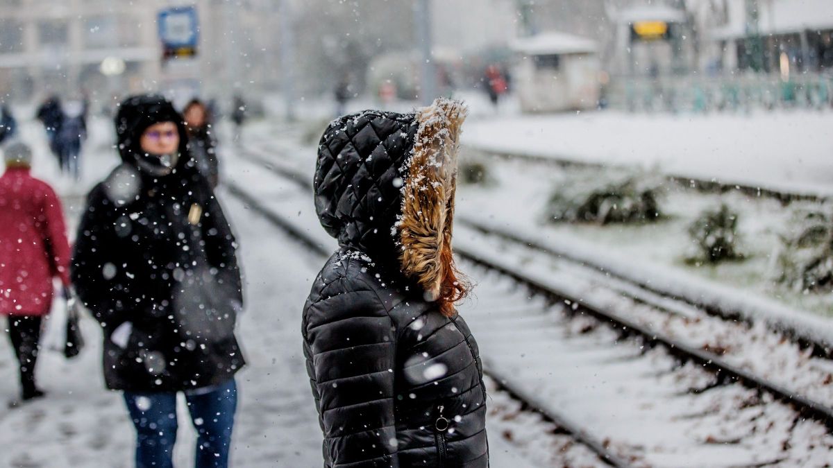 Legyőzte Budapestet az ónos eső: nem járnak a buszok, lezárták a Normafát