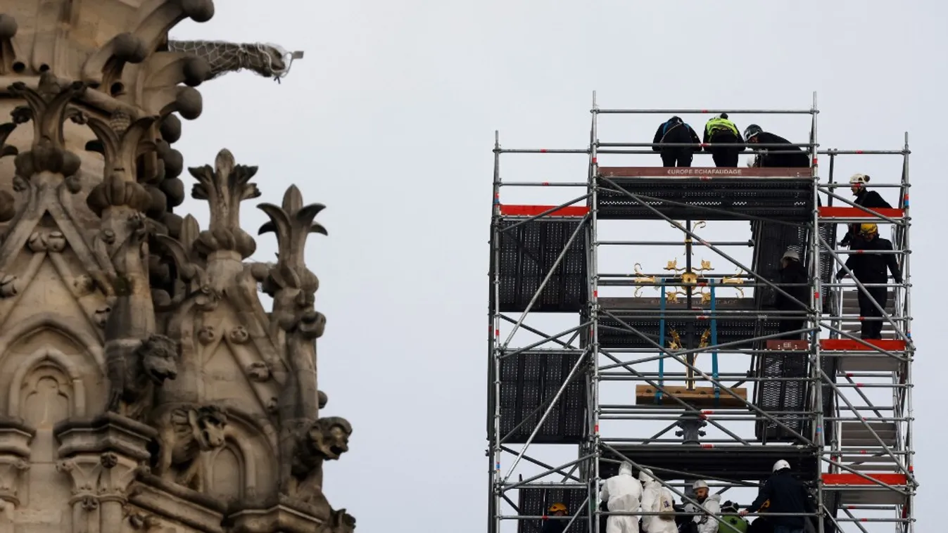 Friss fotók: Visszakerült a kereszt a Notre-Dame újjáépített huszártornyának csúcsára