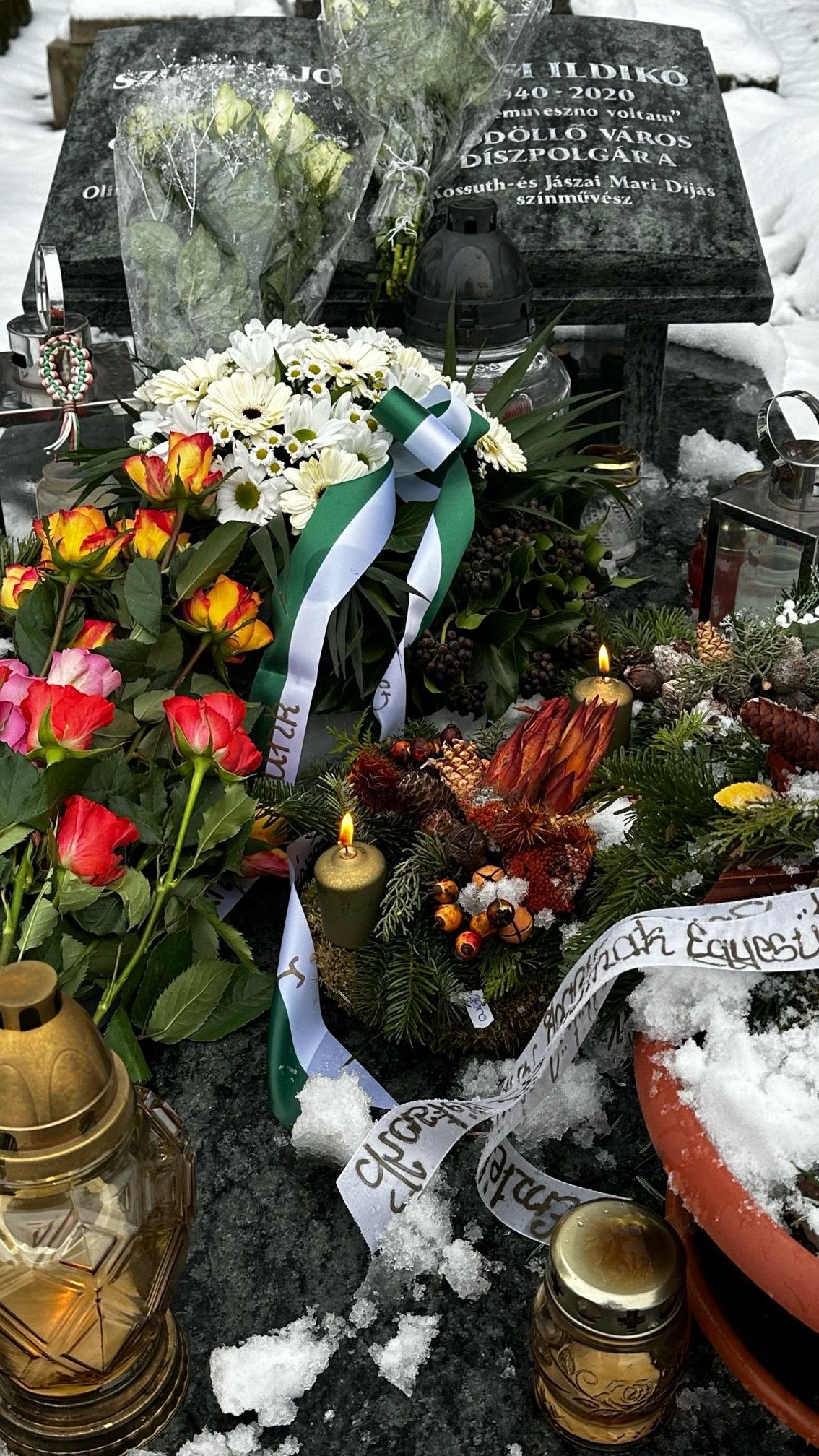 Pécsi Ildikó sírja 3 évvel halála után 