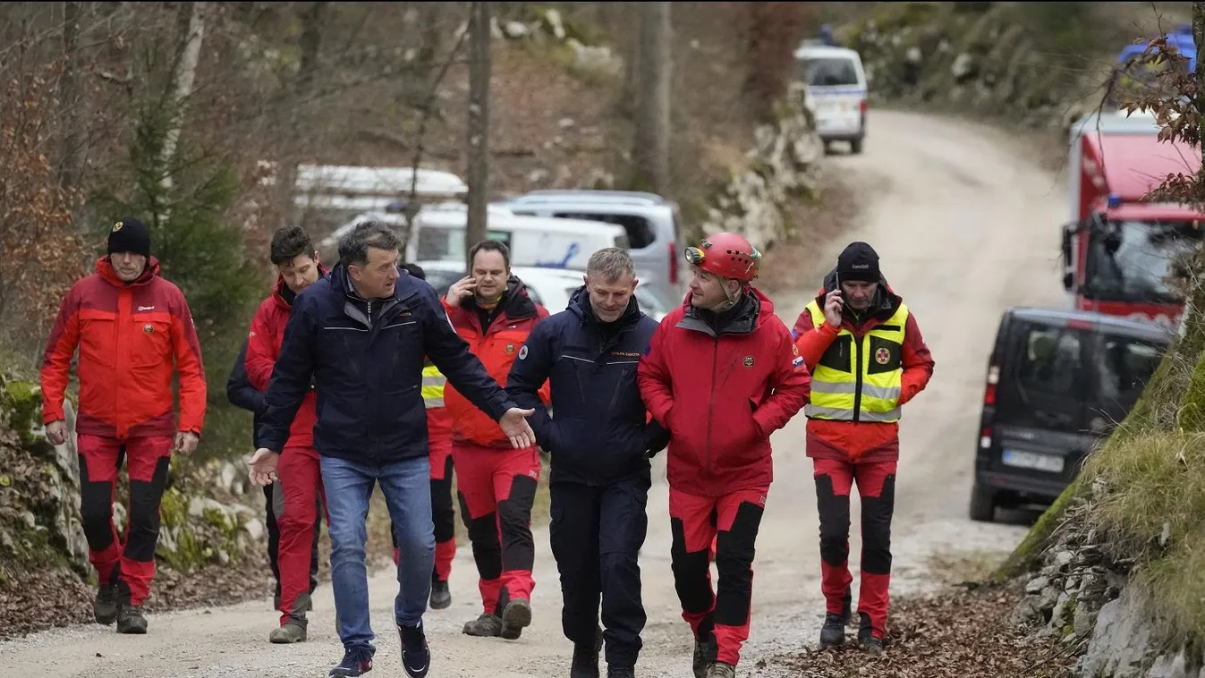 Sikeresen kimentették a szombat óta barlangban rekedt öt embert Szlovéniában