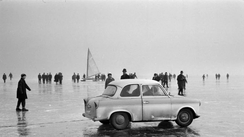 Volt, amikor olyan vastag jégpáncél borította a Balatont, hogy még a korszak egyik jellegzetes gépkocsijával is rámerészkedtek. Felismered, melyik autótípusról van szó?