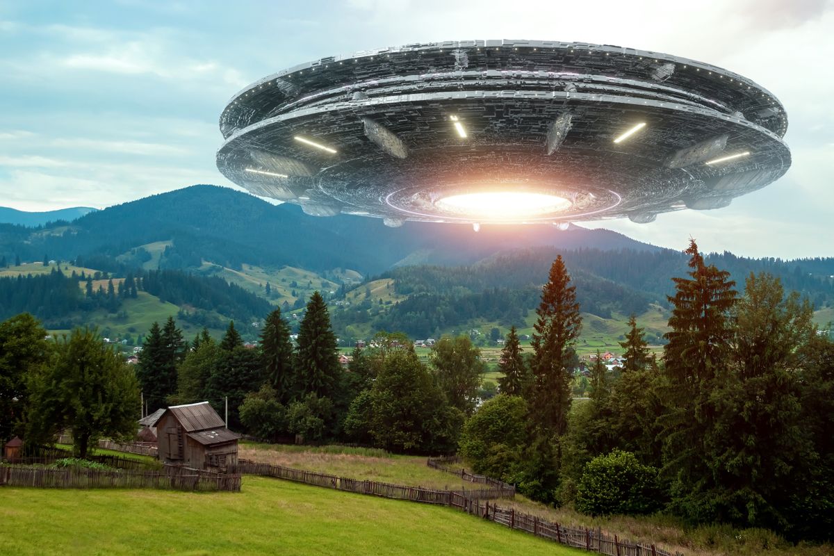 Ufo,,An,Alien,Saucer,Hovering,Above,The,Field,In,The