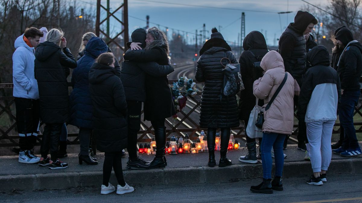 Mécseseket gyújtottak a debreceni tragédia helyszínén: 