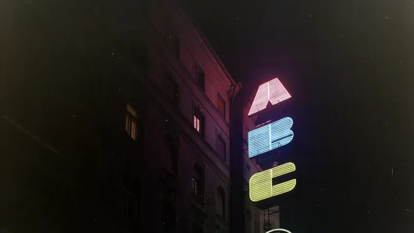 Retro neonreklámok Budapesten