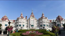 Videó: Lessetek be a megújult a párizsi Disneyland Hotelbe!