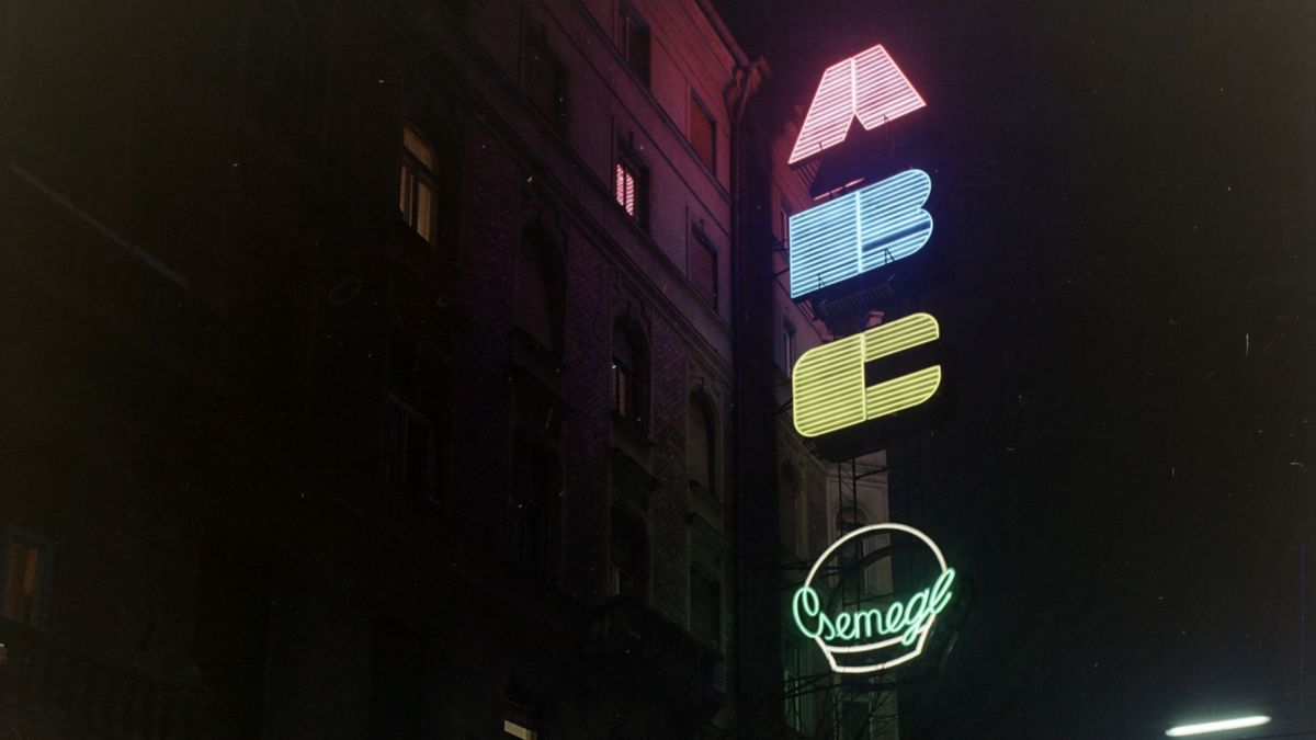 Emlékszel még ezekre a neonreklámokra? Retro galéria Budapestről