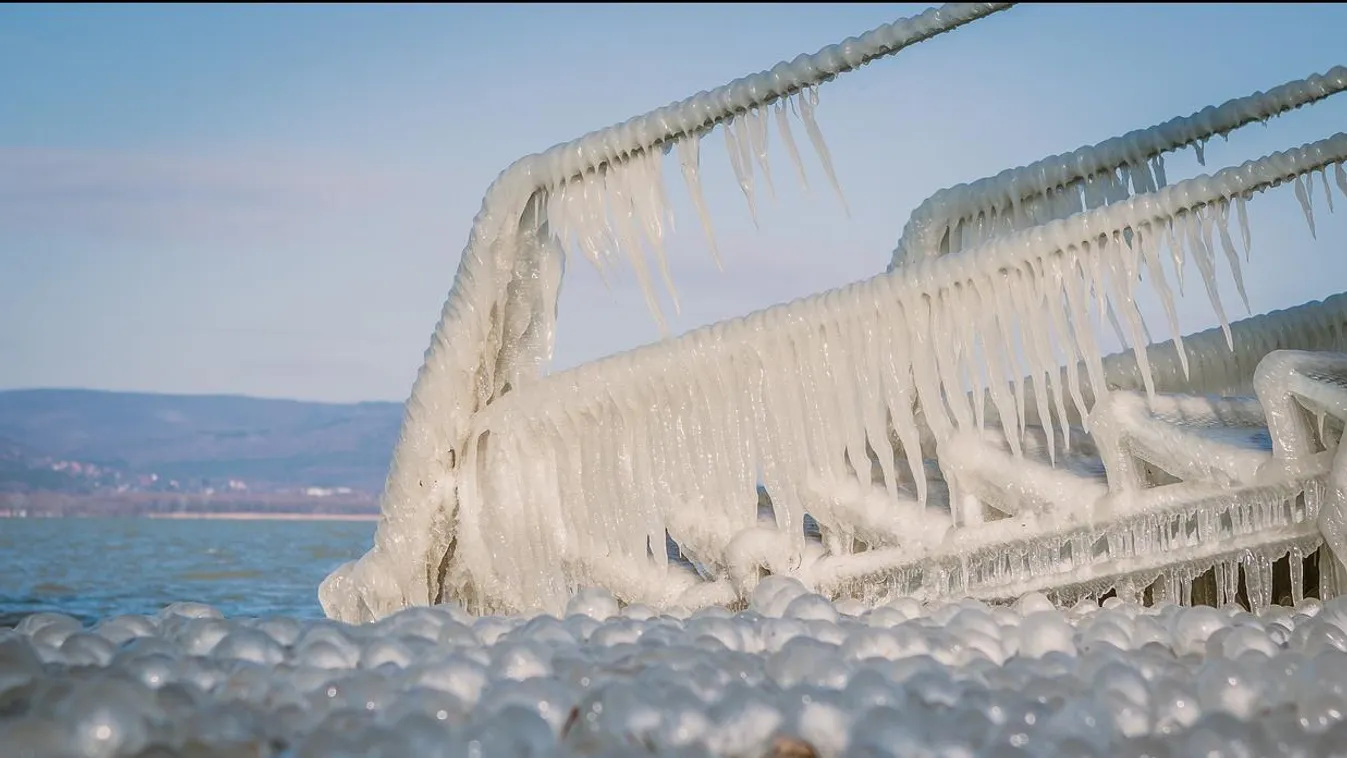 Videó: Beszakadt a jég egy korcsolyázó alatt a Balatonon, hősiesen kimentették