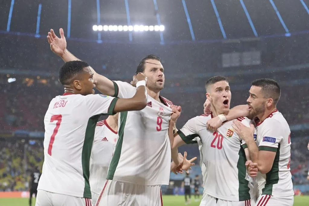 Szalai Ádám (szemben, balra) a mellette álló Sallai beadásából fejelt gólt a németek elleni, 2021-es Eb-rangadón