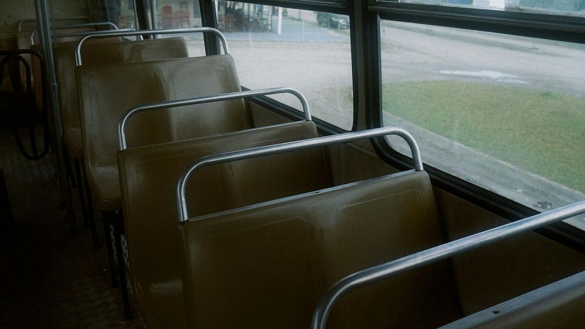 busz utasok közösségi közlekedés székek