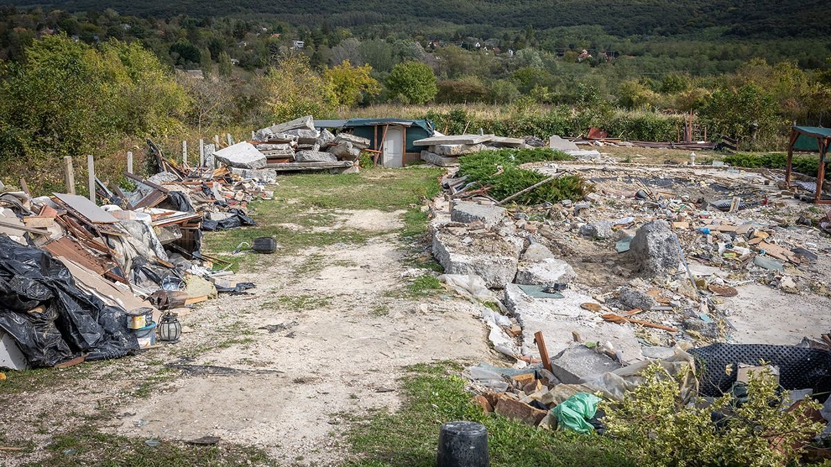 Tartozások és pokoli emlékek: örököse lemond az esztergomi robbantó horrortelkéről?