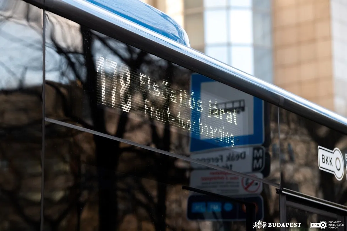 elsőajtós BKK busz