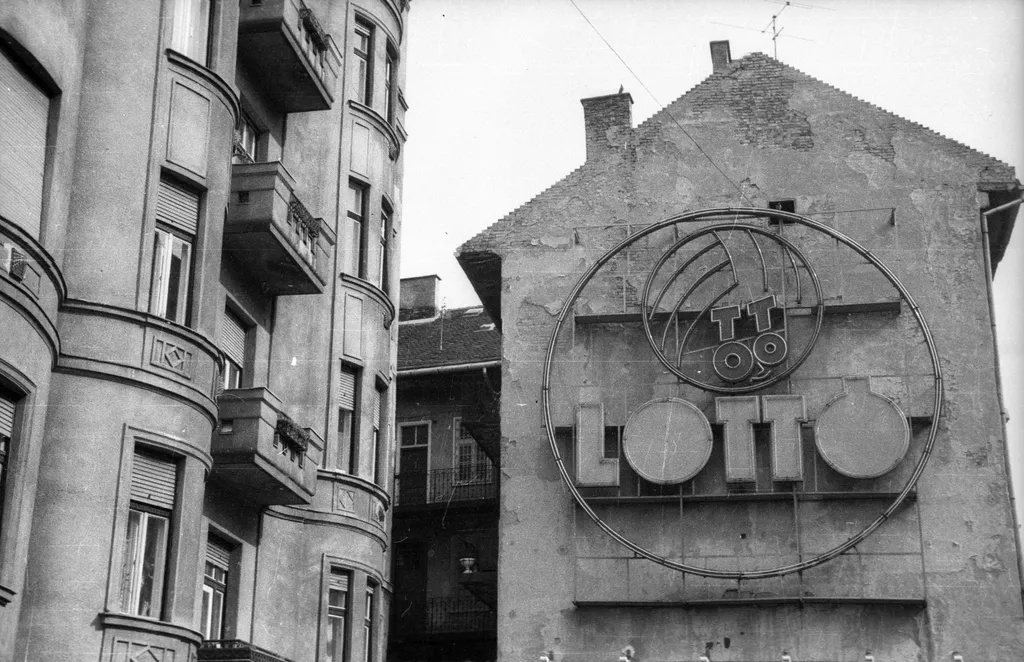 1987, neonreklám a Csalogány utcában