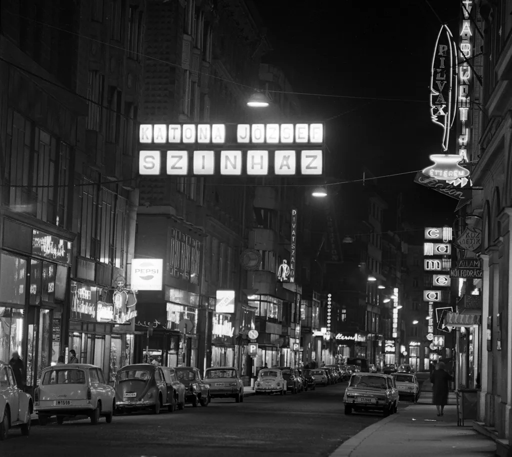 1973, neonreklámok a Petőfi Sándor utcában