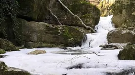 Jégpáncél alatt csobog most a Bakony legnagyobb vízesése